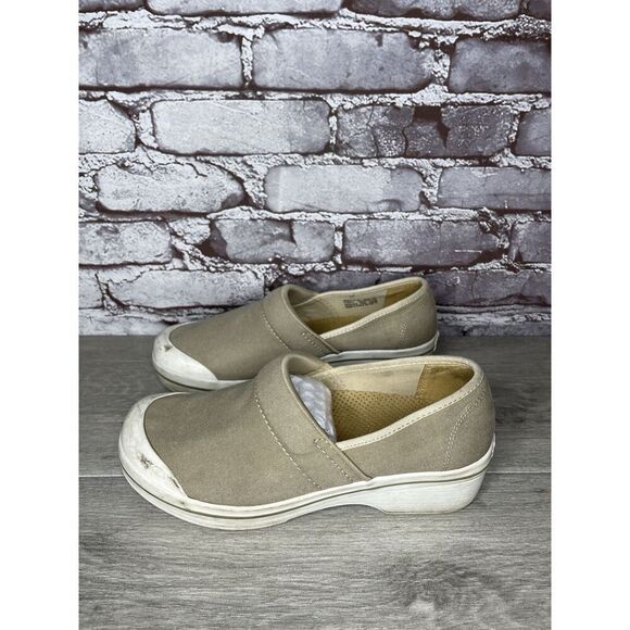 Dansko Volley Vegan Tan Beige Khaki Canvas Non Slip Clogs Women Sz 39EU/8.5M US - Picture 9 of 16